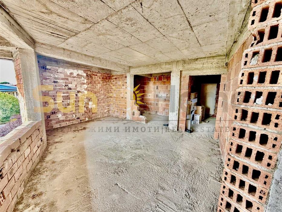 Просторен етаж на груб строеж в центъра на Свиленград