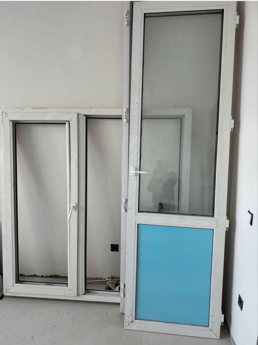 Пластиковое балконная окно с дверью
