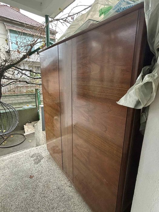 Дървен гардероб!