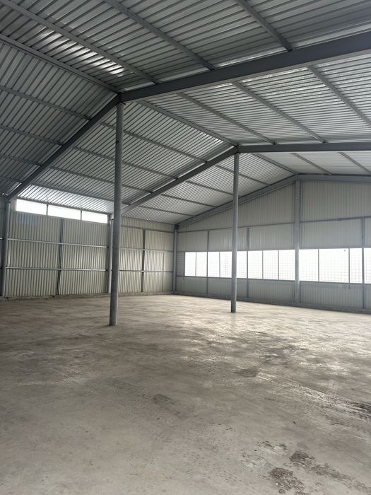 Inchiriez hala metalica