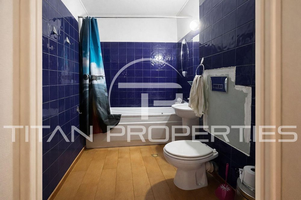 Тристаен за продажба в Център