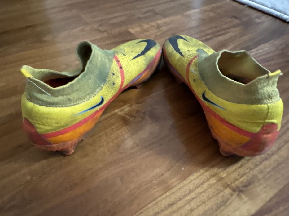 Vand ghete nike marimea 38 un pic tocite dar stare foarte buna