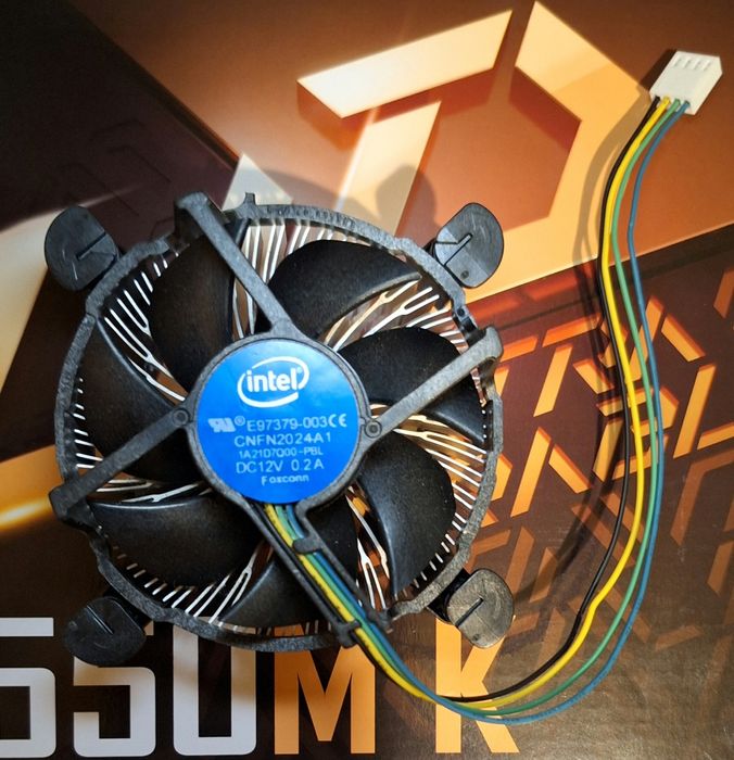 Chit Procesor+placa de baza însoțit de acestoriile necesare