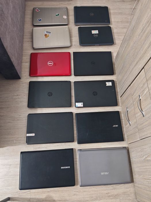 Lot 3 cu 12 laptopuri