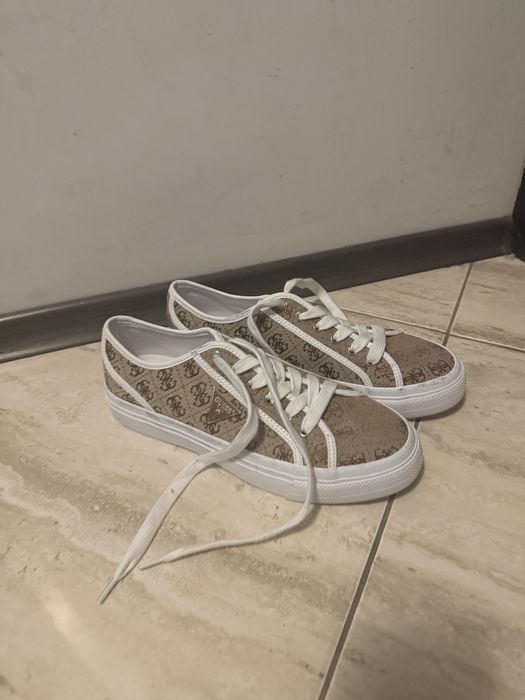 Обувки Guess нови