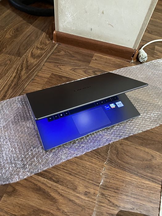 Стильный нов Huawei Core i5 Matebook