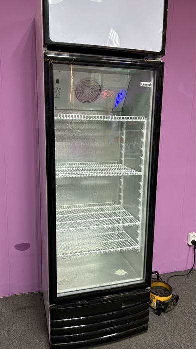 Продам витрину холодильную вертикальную