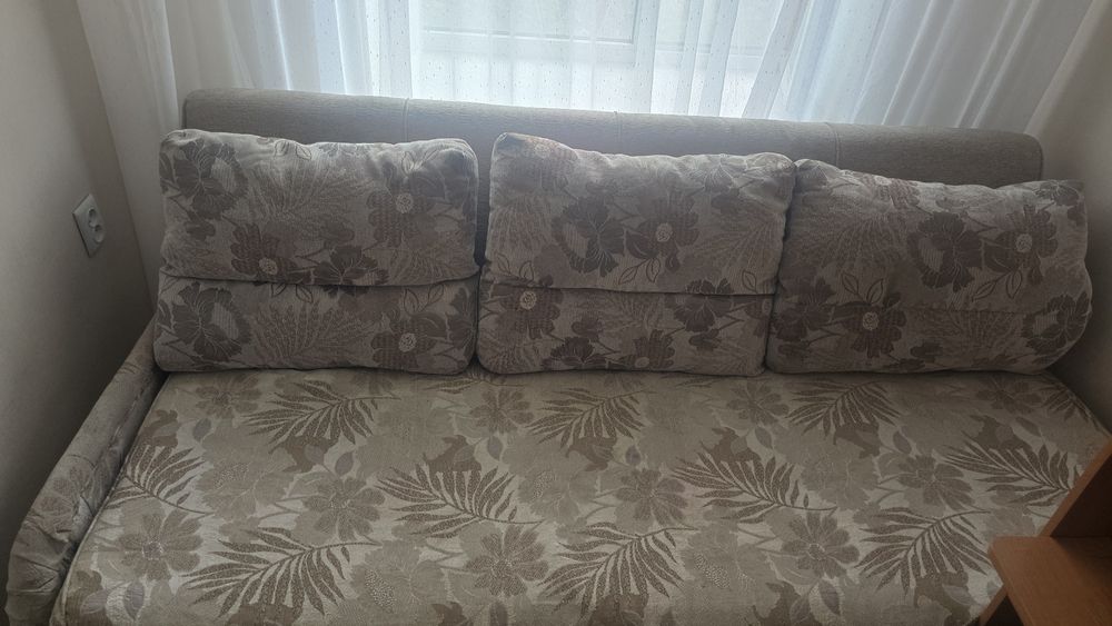 Продаю диван, с нижним полками