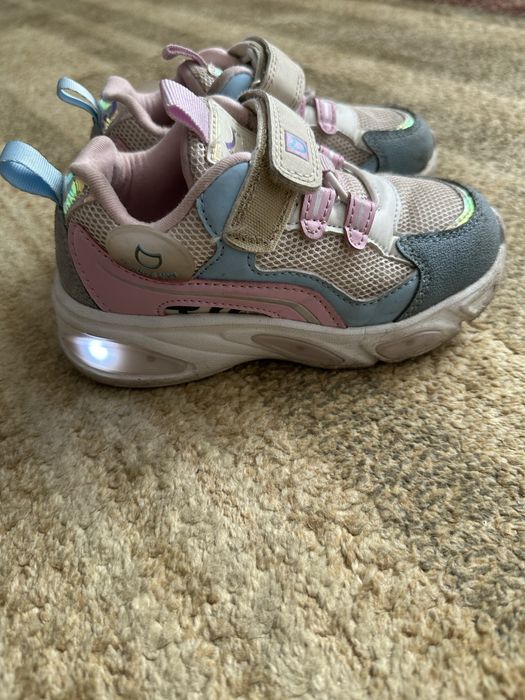 Кроссовки на девочку