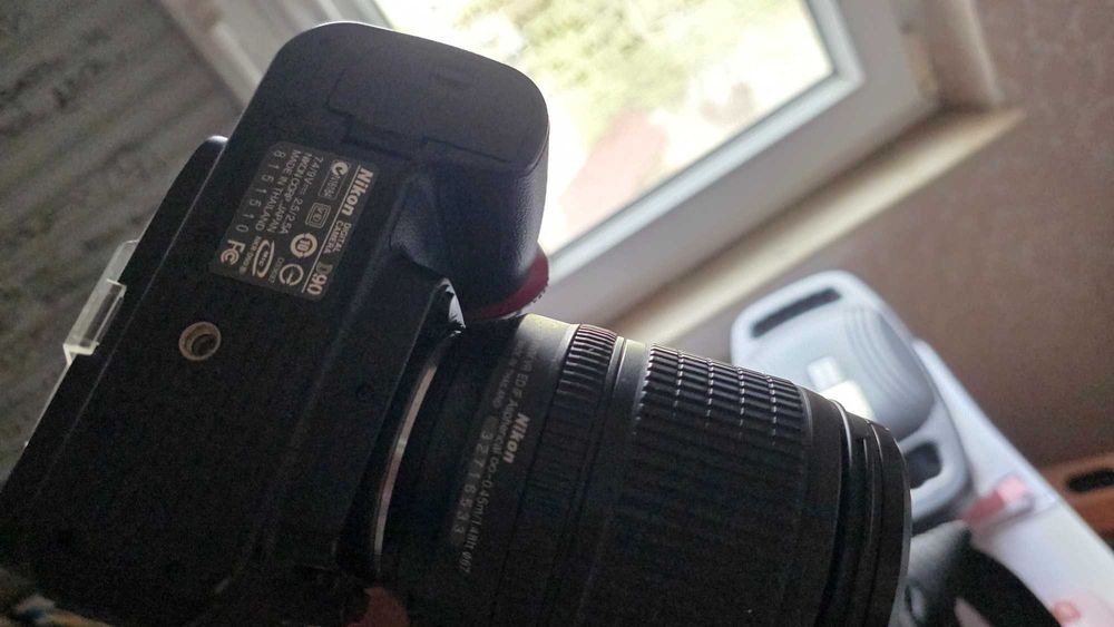 Nikon D90 тяло Обектив Nikon AF Nikkor 70–300mm (по-стария, не VR) Обектив Nikon AF-S Micro Nikkor 40mm f/2.8G DX Светкавица Nikon Speedlight SB-910