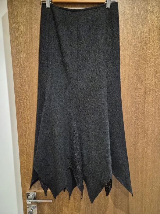 Черна пола с дантела