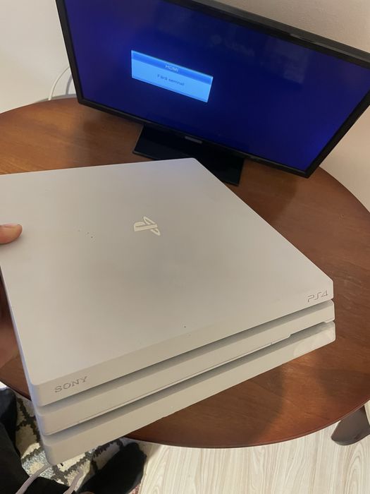 Vând PS4 Pro 1TB Urgent în stare foarte bună.