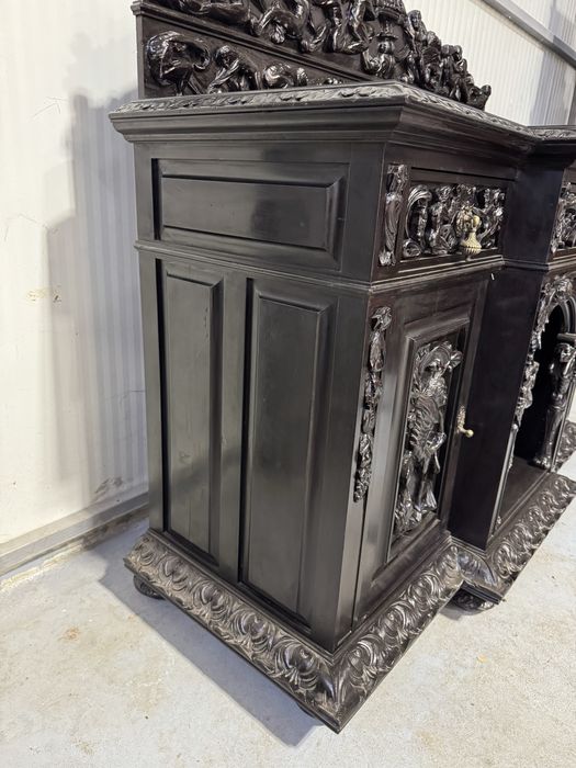 Servanta baroc din lemn masiv cu sculpturi