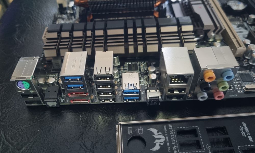 KIT AMD FX-8320 + Placa de baza ASUS Sabertooth 990FX R2.0 Eight Core + Cooler + Shield