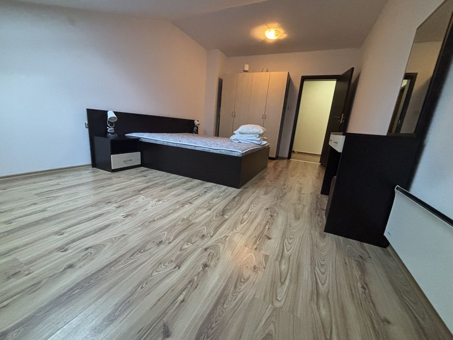 Просторен тристаен на метри от лифта