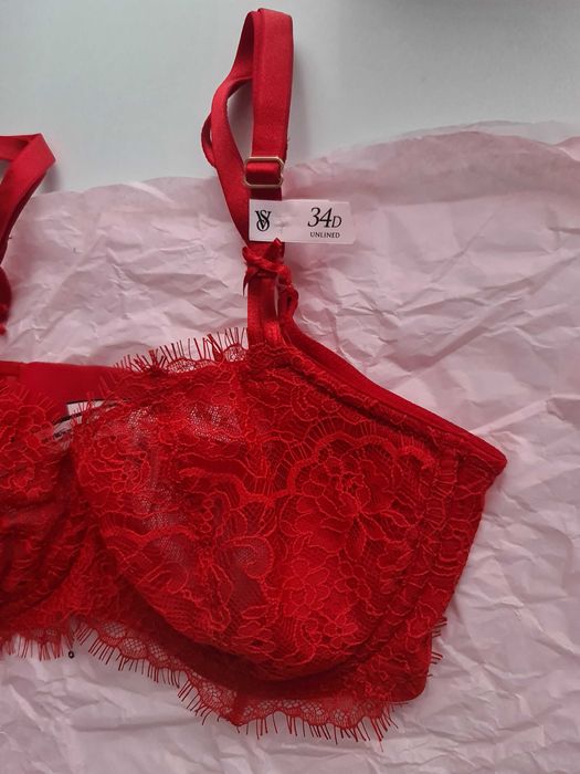 Sutien Victoria's Secret de dantela, rosu, cu eticheta