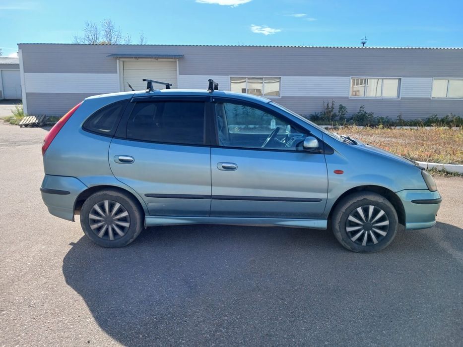 Nissan Almera Tino машина