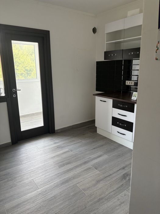 Inchiriez camere in apartament pentru activitati comerciale