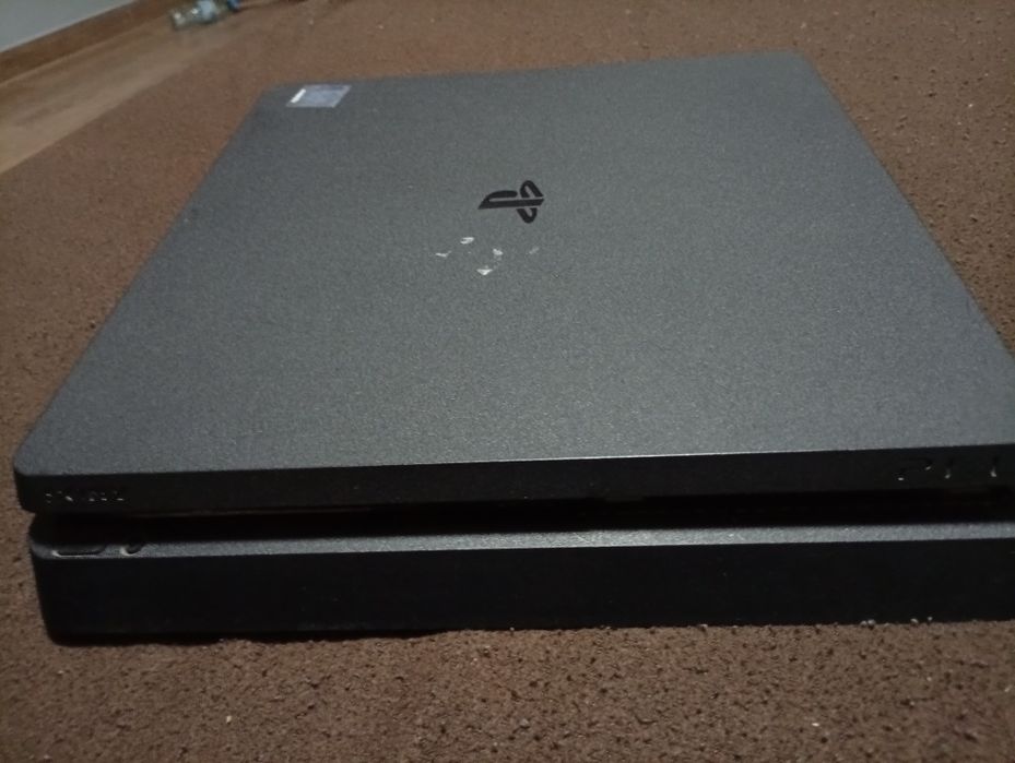 PS4 slim + controler