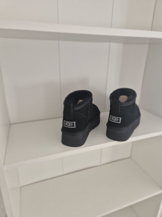 Cizme UGG mini negre din piele naturala
