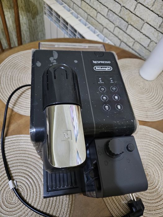 Кофемашина Delonghi (капсульная)