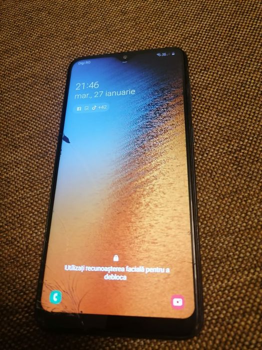 Vând samsung galaxy a 10 spart dar perfect fucțional