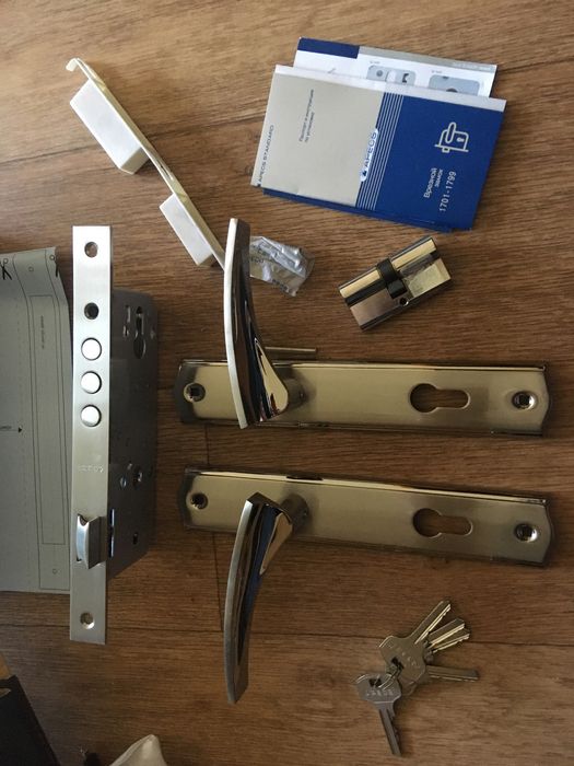 Замок с ручкой  дверной с ключами