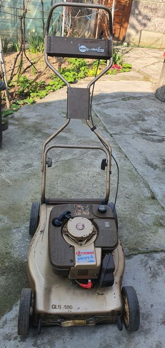 Mașină de tuns iarba