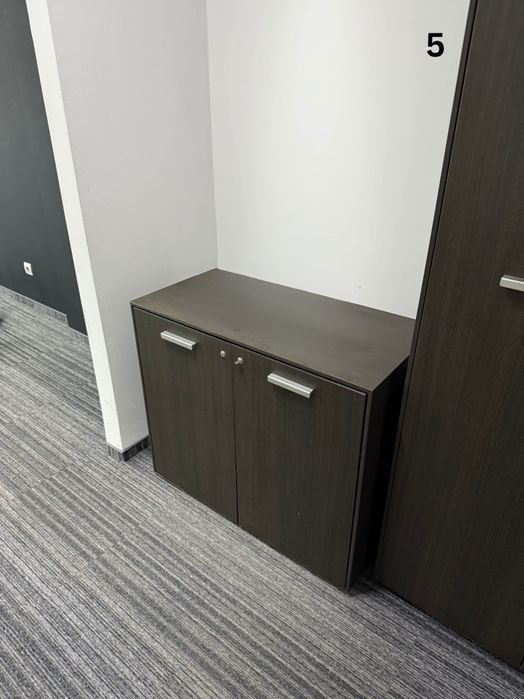 Продавам качествени и запазени офис мебели