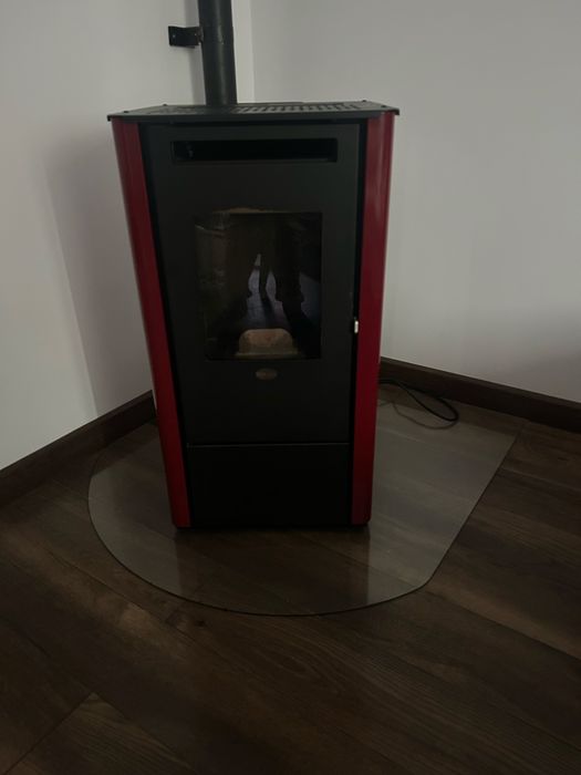 Vand termosemineu kali rosi 9,5 ! Are 5 putere de trepte ..gradele le selectezi cum vrei.are si mod eco! Consuma foarte putini peleti!!!