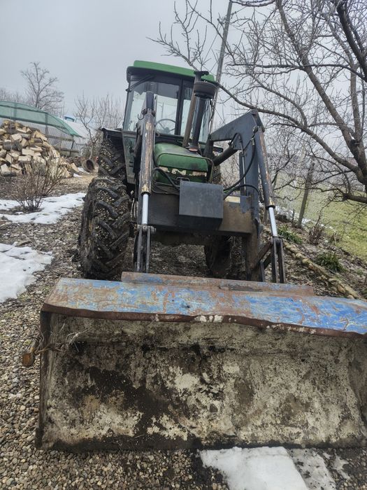Încărcător frontal John Deere nu 2040 S