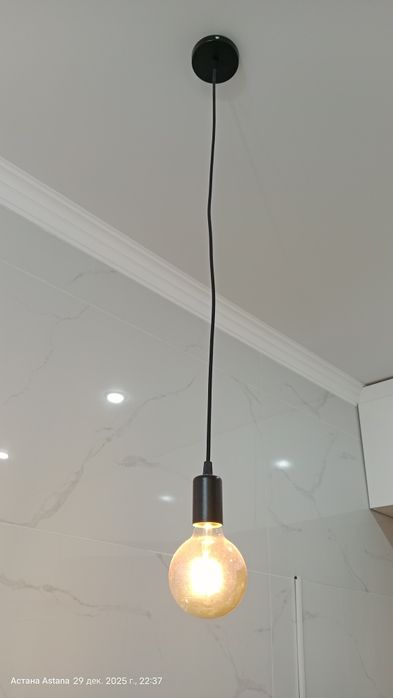 Висячая люстра над баром