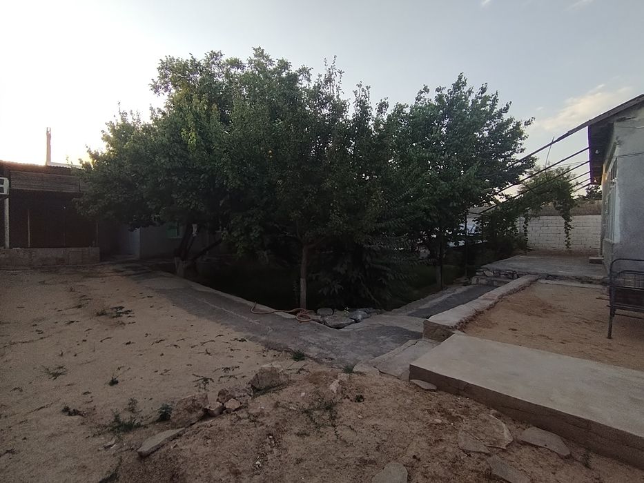 Уй сотилади Охалик махалласида, 7 соток, 8 хонаси ва подвали мавжуд.