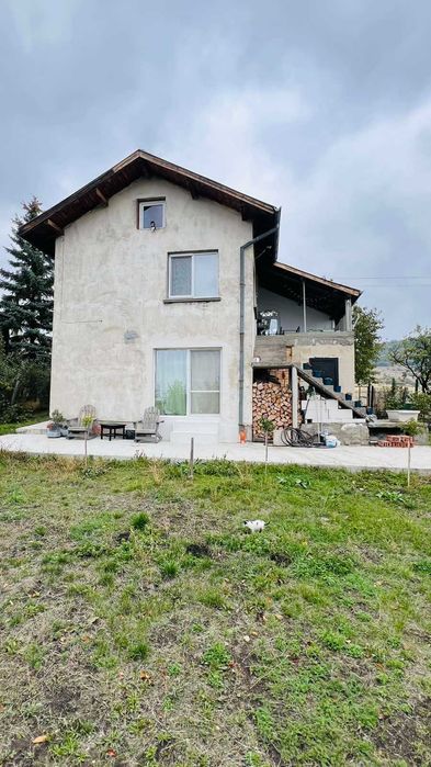 Масивна къща в село Вискяр