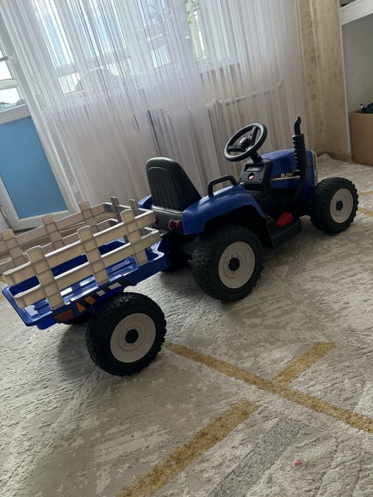 Продам синий трактор