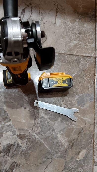 Flex cu variator dewalt și o baterie de 6A