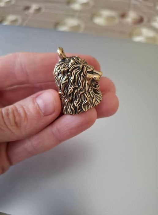 Малка камбанка с лъвска глава