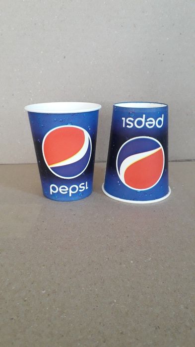 Бумажный одноразовый стакан.