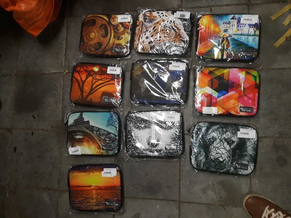 Huse pentru laptopuri si tablete Infinity Sleeves.