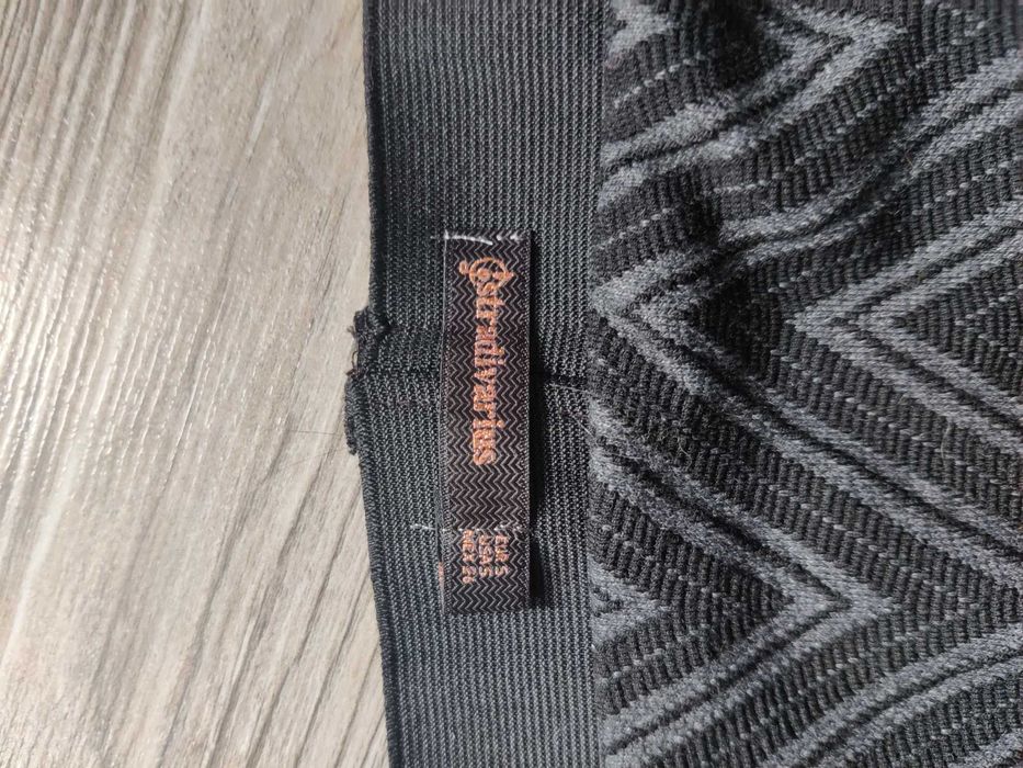 Fusta gri, Stradivarius