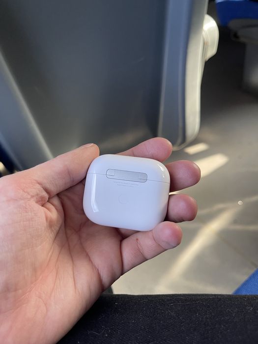 Vând o cască de AirPods 3, plus cutie și cablu de alimentare