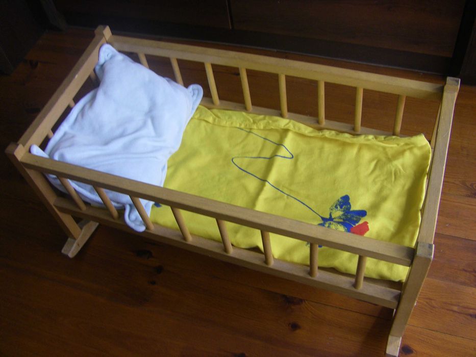 Дървено креватче люлка за кукли