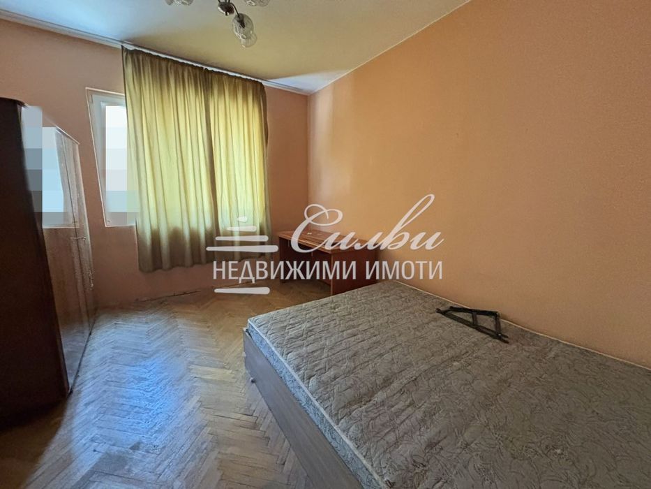 Дава се под наем Тристаен апартамент в Шумен, Център - 90 кв.м за 408 € - Снимка #1