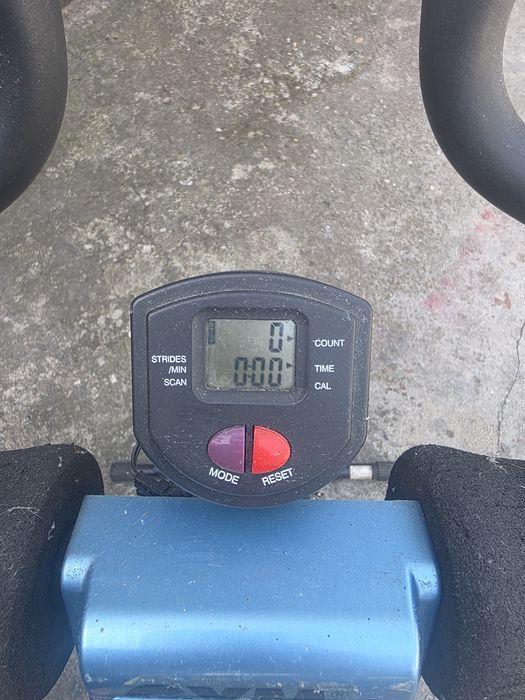 Aparat multifuncțional pentru abdomene și fitness un echipament pliabil conceput pentru antrenarea musculaturii abdominale și tonifierea corpului.