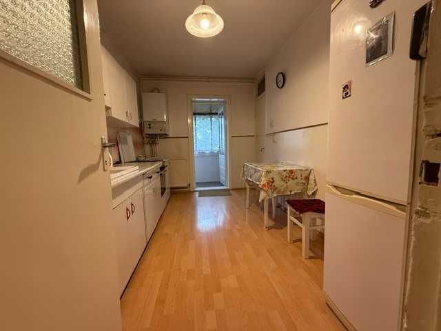 Apartament 3 camere decomandat 71 mp, 2 bai, balcon, parter, Strand