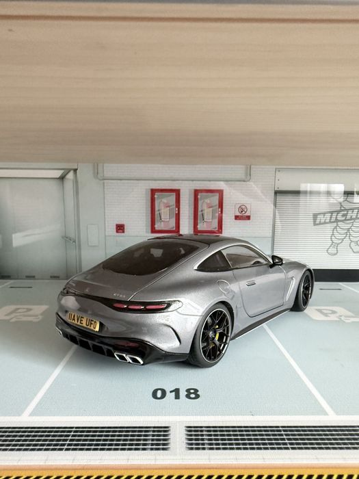 Колекционерски модел Mercedes-Benz GT63s FL NZG 1:18