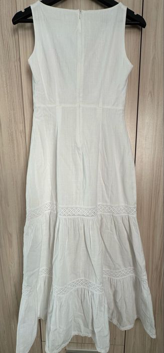 Бяла рокля с шевици и червено сако