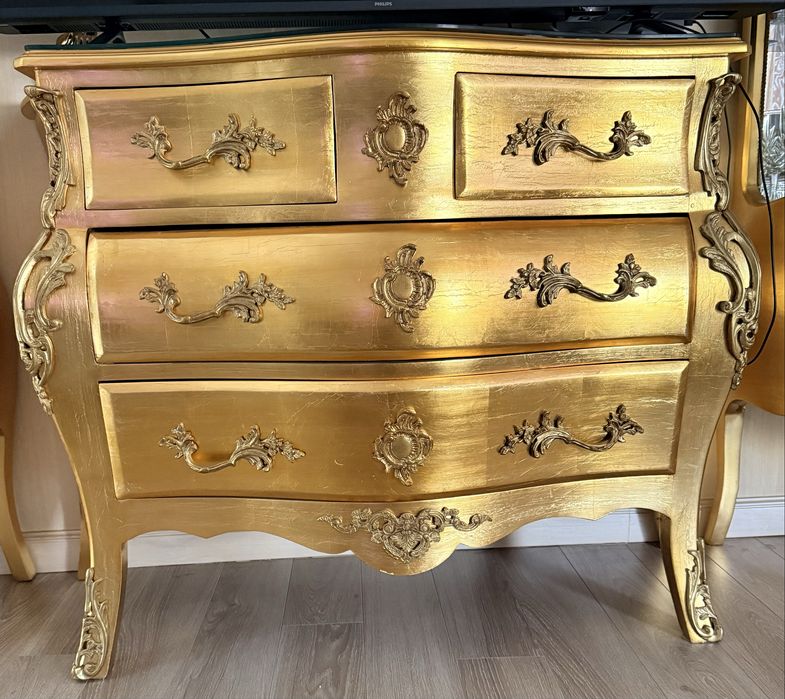 Vitrine si comoda din lemn, stil baroc, culoare aurie