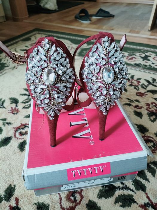 Продам женские босоножки