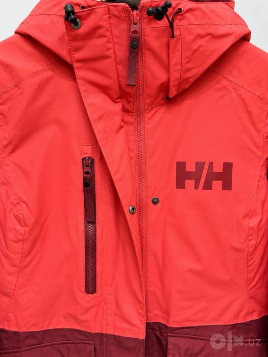 Helly Hansen — парка кораллового цвета